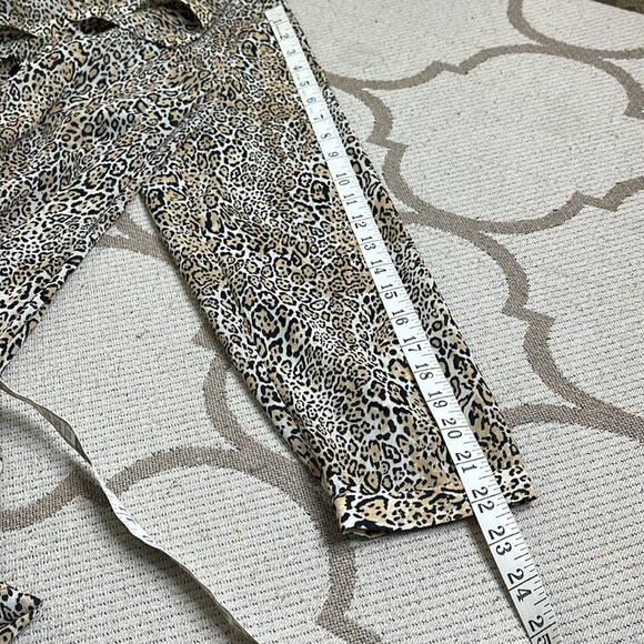 Chico's cheetah print flowy lightweight button down long sleeve Blouse,size 8/10 - Picture 10 of 15